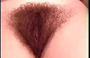 XXX Un troie pelose mature giovane cane nei capelli