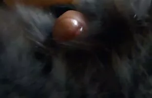 XXX Donna sul grande divano vagina pelosa matura