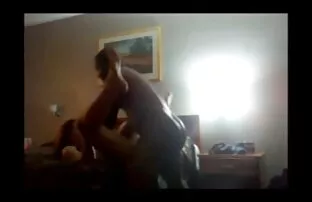 XXX Giovane donna in e anziane donne pelose per L'Accademia